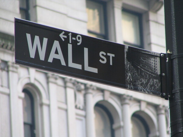 Media Name: rwang0-wallstreet-wallstreetsign.jpg